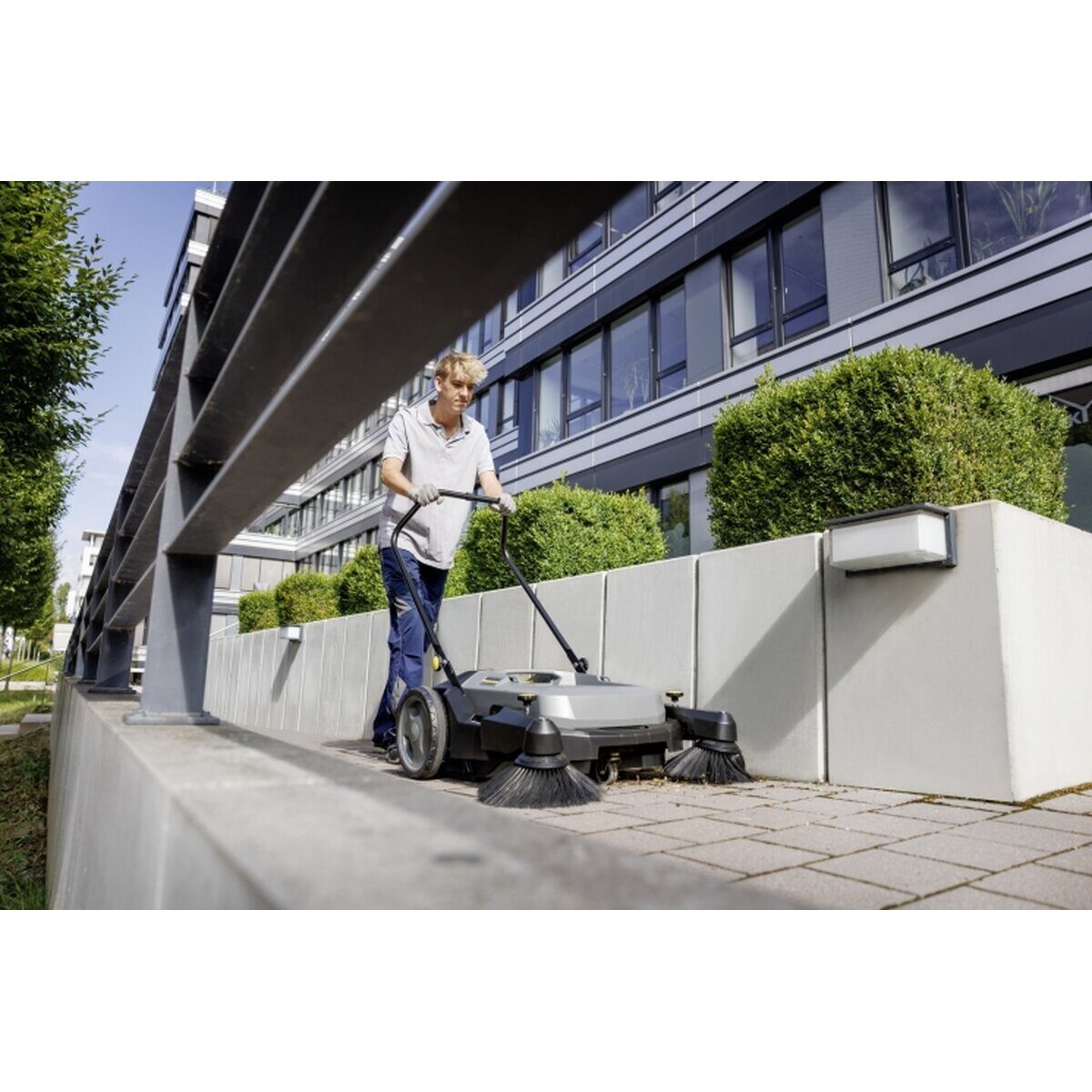 Підмітальна машина професійна Karcher KM 70/20 C 2SB ручна захват 98