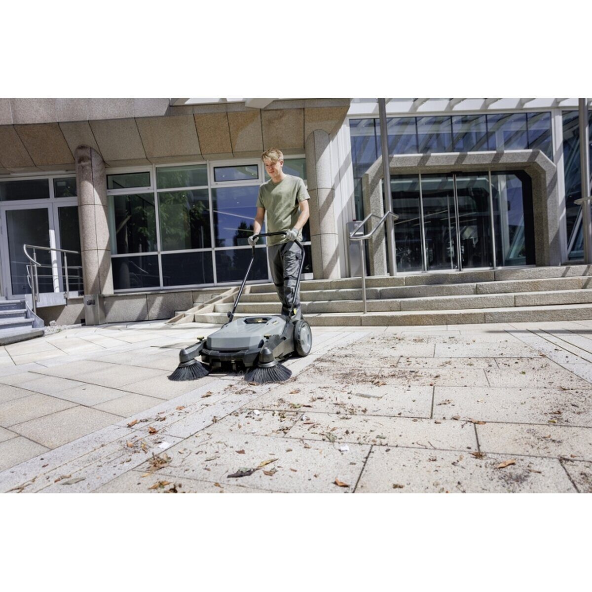 Підмітальна машина професійна Karcher KM 70/20 C 2SB ручна захват 98 — фото 3